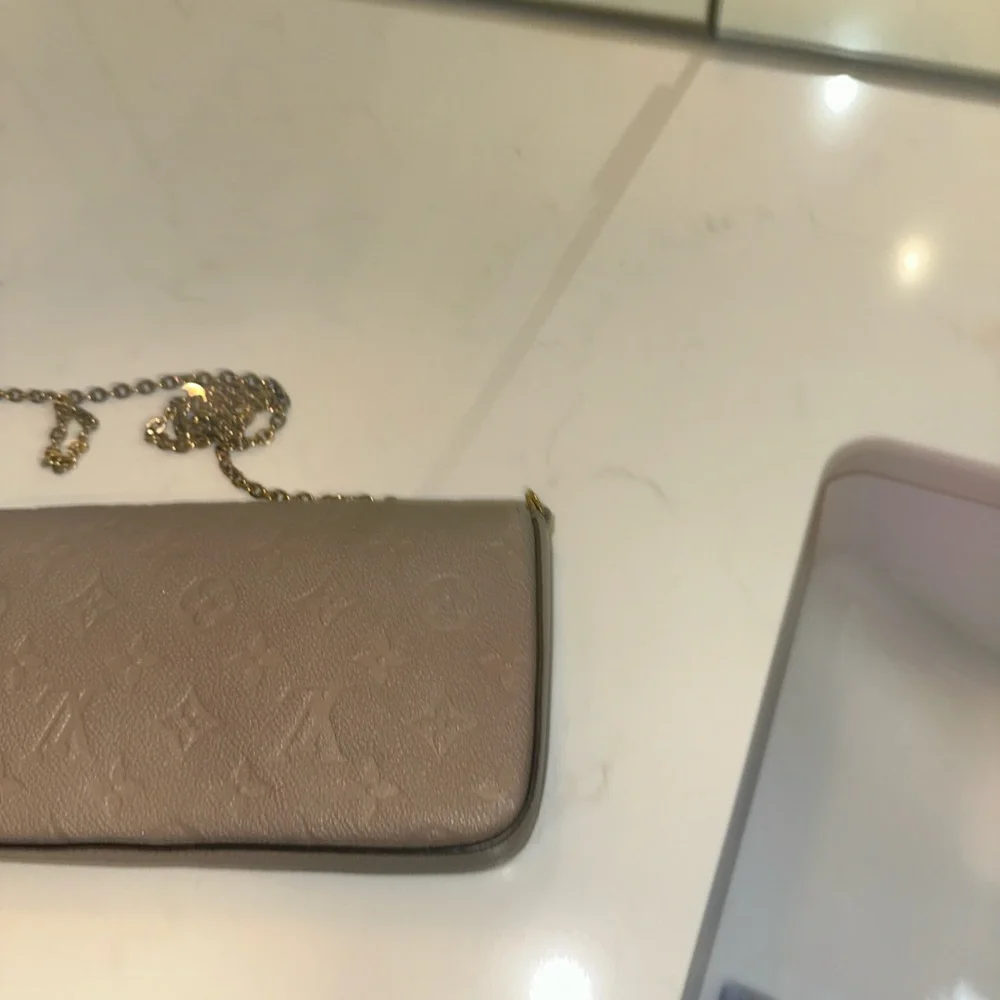 Louis Vuitton Beige Crossbody Bag with Gold Chain - Picture 7 of 13